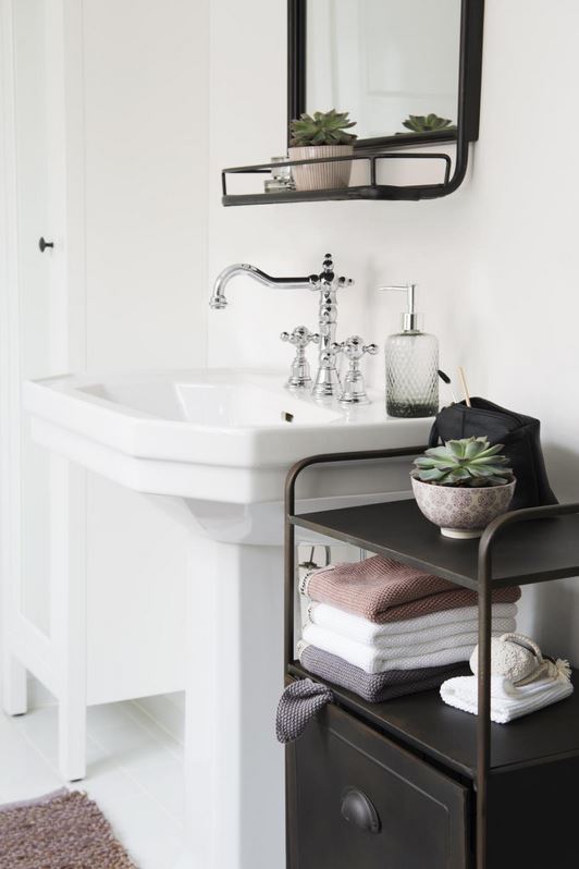 ammann raumgestaltung - Der Spiegel mit Ablage bietet eine praktische